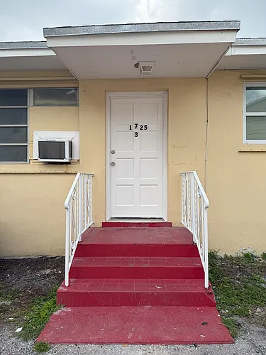 1725 NW 59th St #3 Photo 1