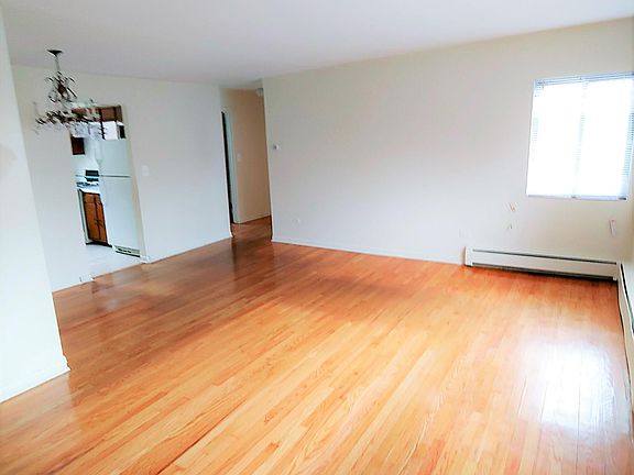 3rd image of 1516 W Touhy Ave #3F