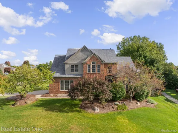 3876 S Creek Dr, Rochester, MI 48306