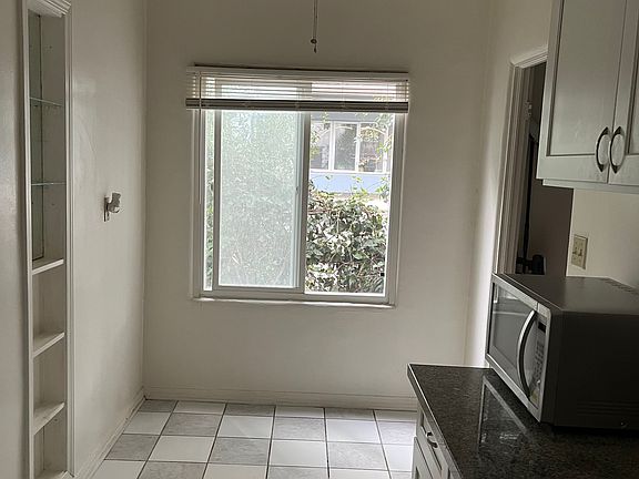 4th image of 945 Hilgard Ave APT 105