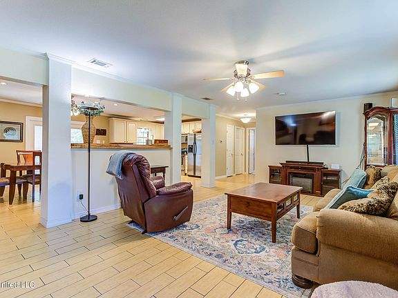 4th image of 2225 Sandalwood Pl