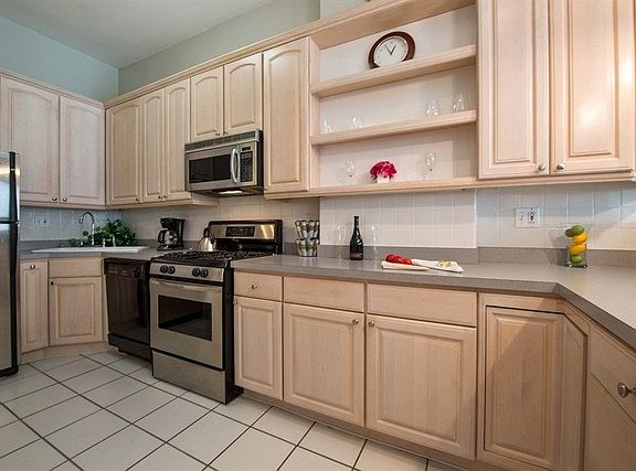 5th image of 857 N La Salle Dr APT 2