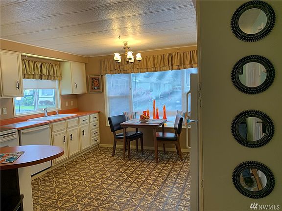 Here you see the kitchen with it's eating area as seen from the door.