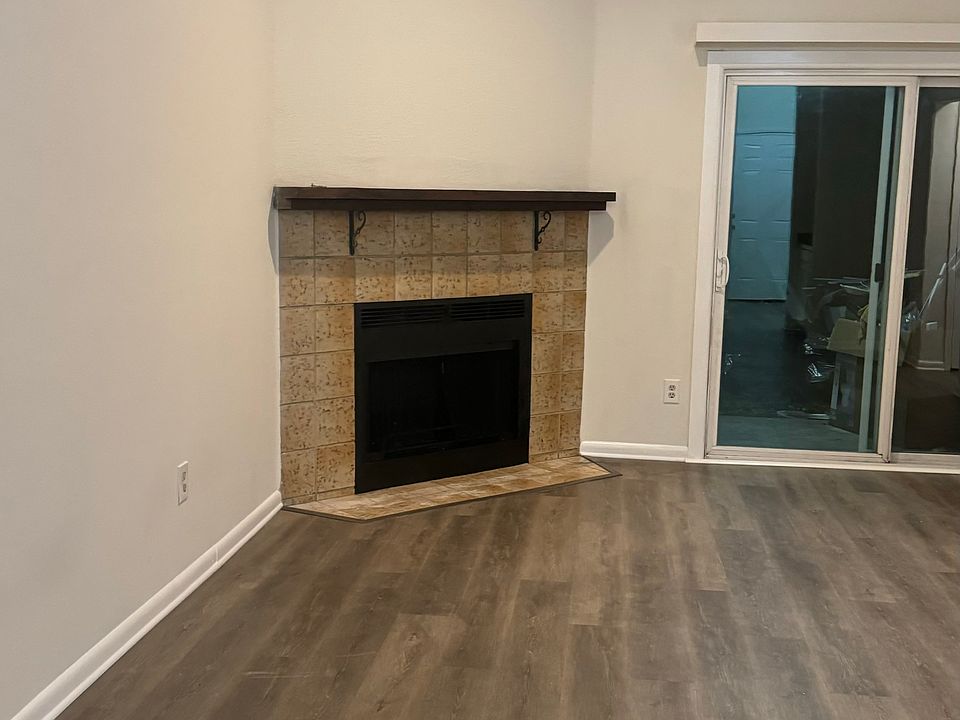 Fire place is Non functional. Only decorative.