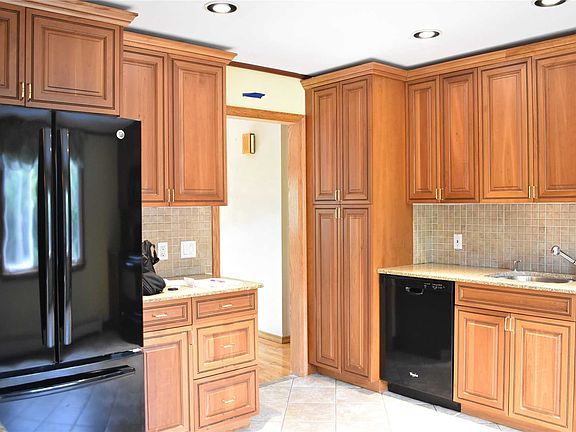 5th image of 2 Pamela Ct