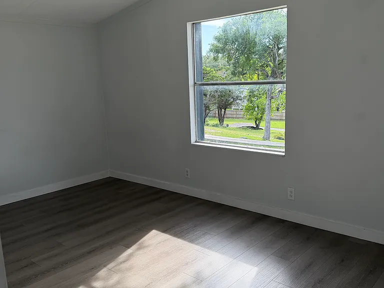 1219 Lakeside Dr E — Photo 8