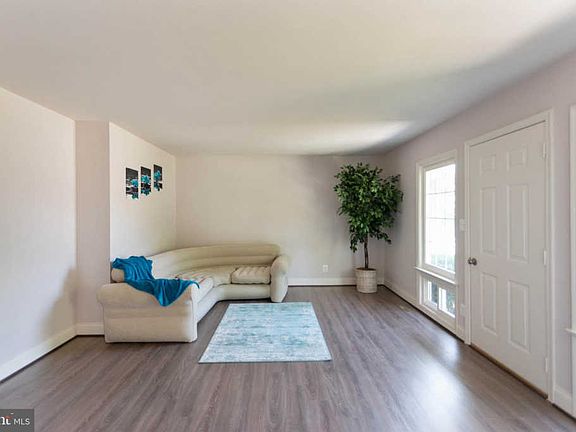 3rd image of 915 Lindellen Ave
