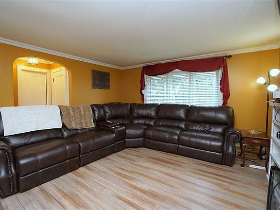 4th image of 237 Tremont Ave