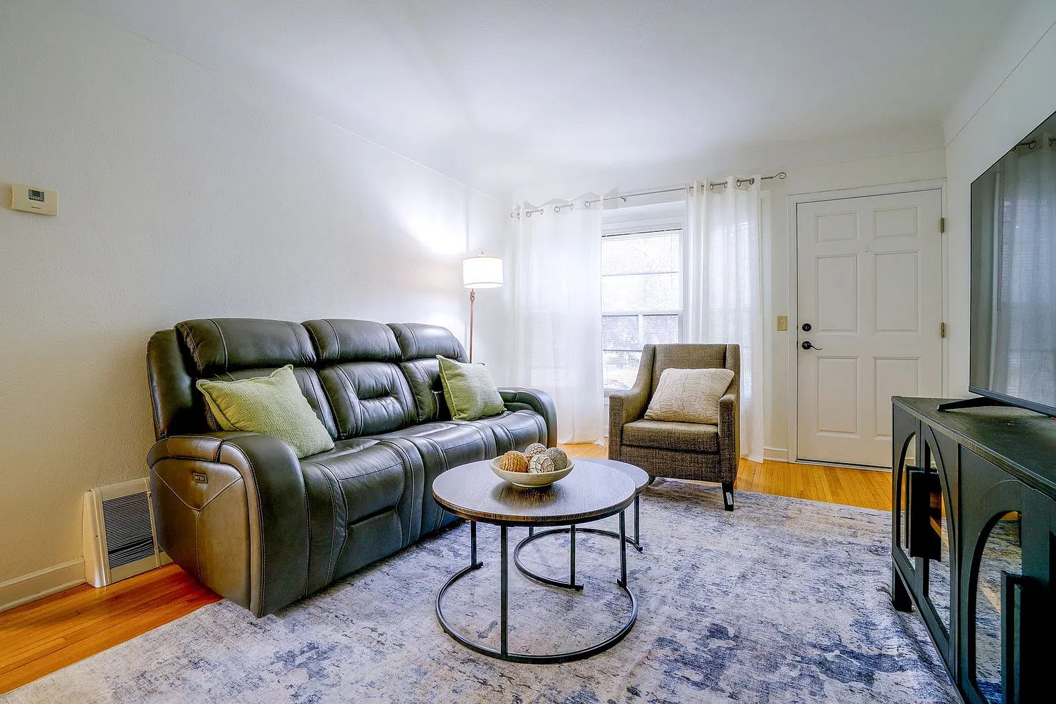 2 bed, 1.0 bath, 957 sqft, $2,967 — Photo 1