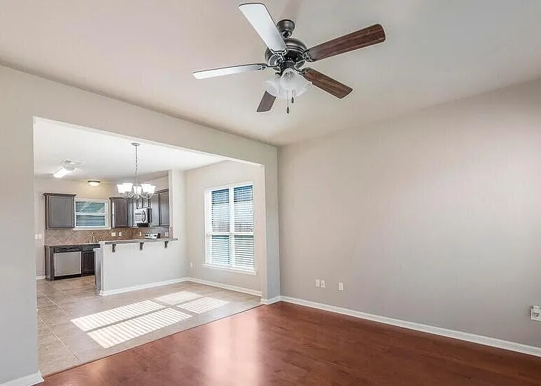 102 Sabine Dr — Photo 4