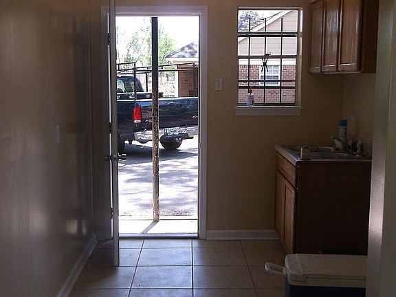 5th image of 549 Wells Ave