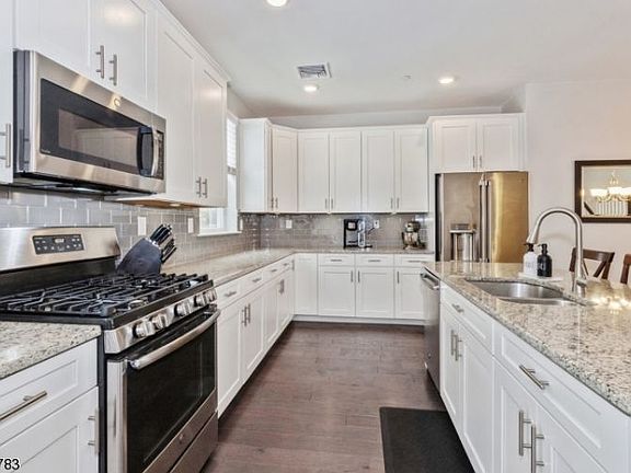 3rd image of 1112 Parkview Ln