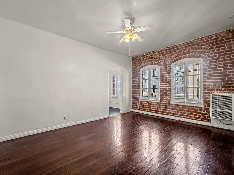746 S Normandie Ave — Photo 2