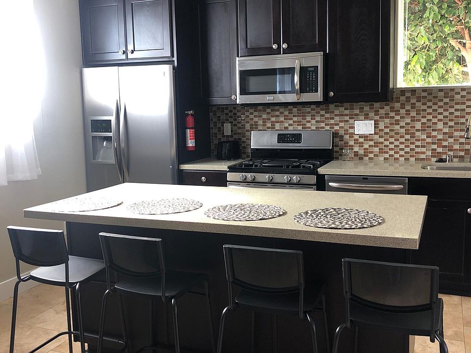 Refrigerator with ice and water, gas stove, dishwasher