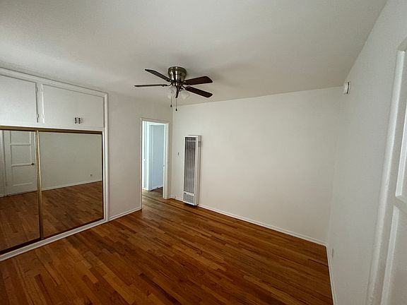 3rd image of 4957 Cahuenga Blvd