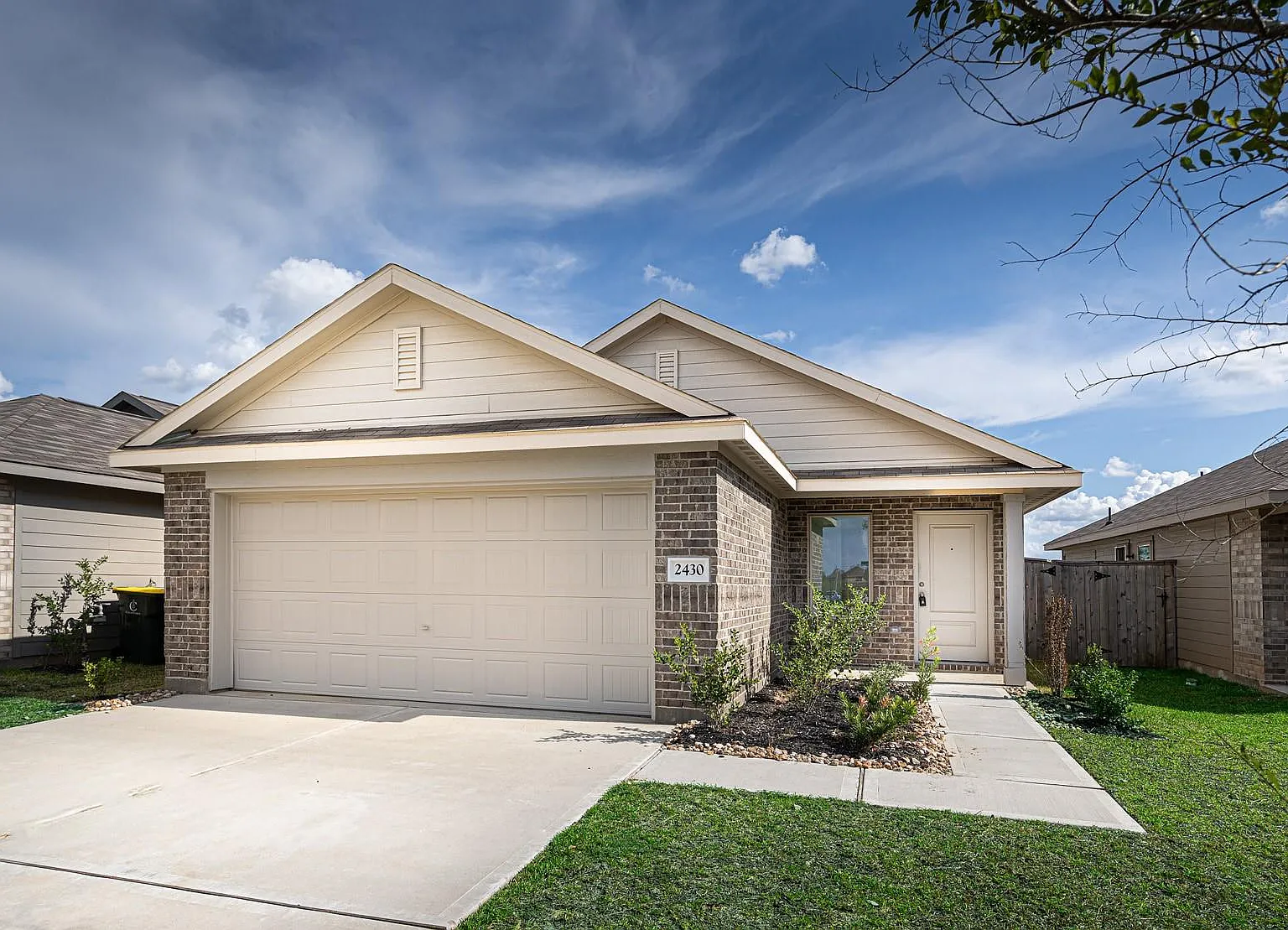 4 bed, 2.0 bath, 1690 sqft, $1,900 — Photo 2