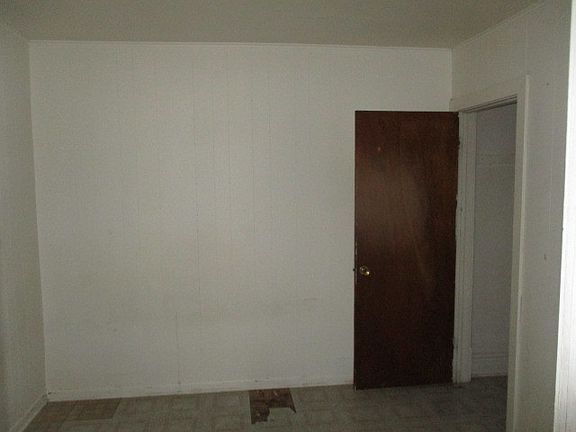 4th image of 117 Hyde Park Ave