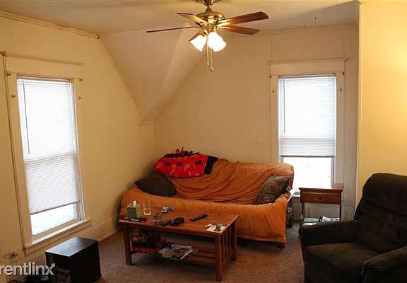 living room (carpeted floor) nice airflow during the summer