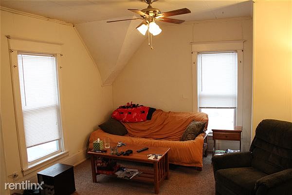 living room (carpeted floor) nice airflow during the summer