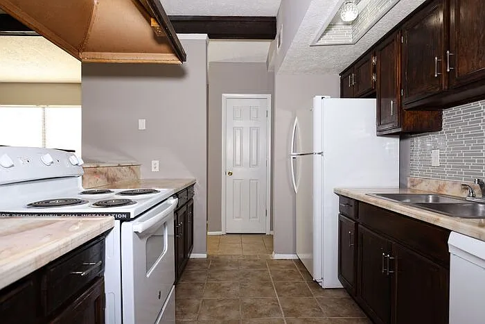 232 Pinewood Dr — Photo 3