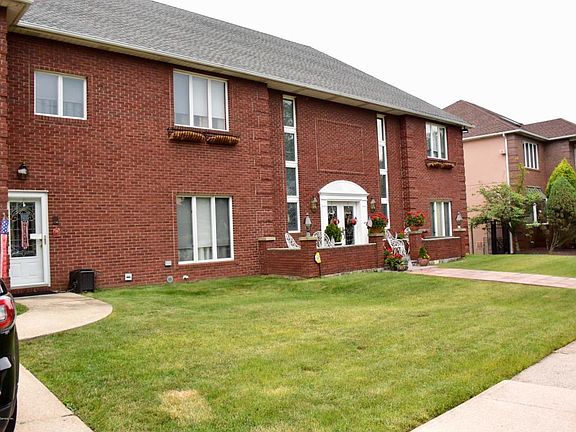 2nd image of 214 Kinghorn St