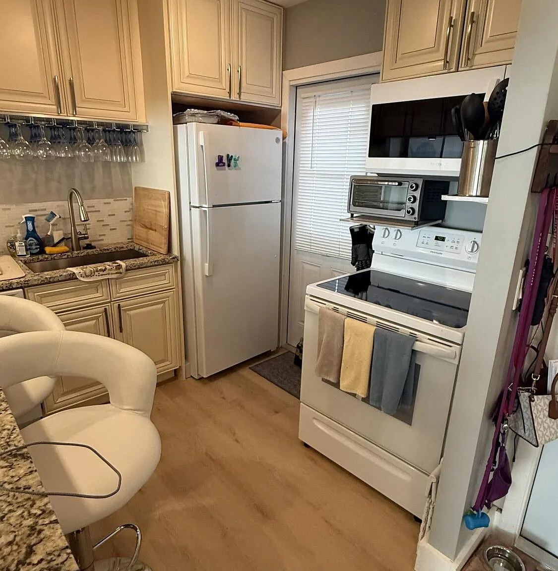 3 bed, 2.0 bath, 1000 sqft, $3,200 — Photo 4
