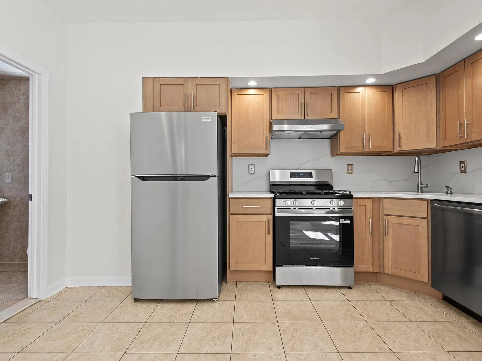 3 bed, 1.0 bath, 1200 sqft, $2,500 — Photo 2