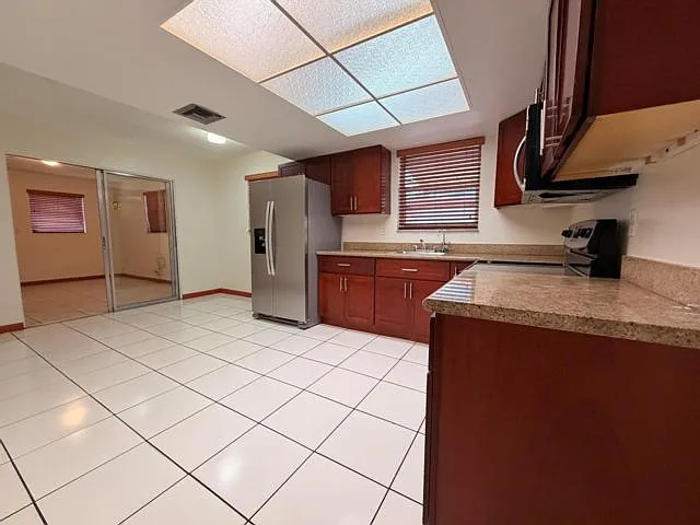 4 bed, 2.0 bath, $3,800 — Photo 2