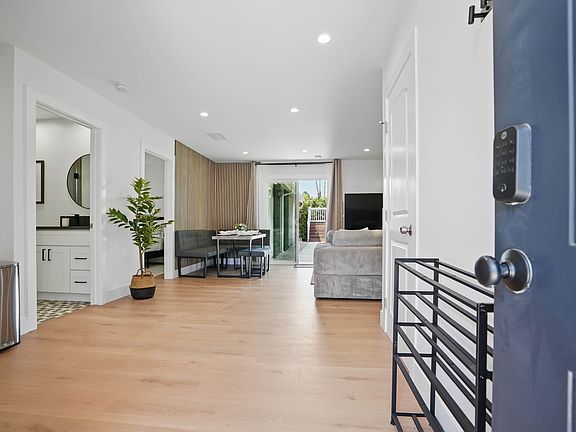 4th image of 20721 Clark St