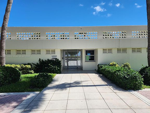 5th image of 2899 Collins Ave #31
