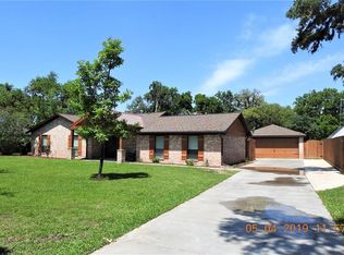59 Robinhood Ln, Clute, TX 77531