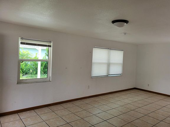 3rd image of 1532 NE 4th Ln