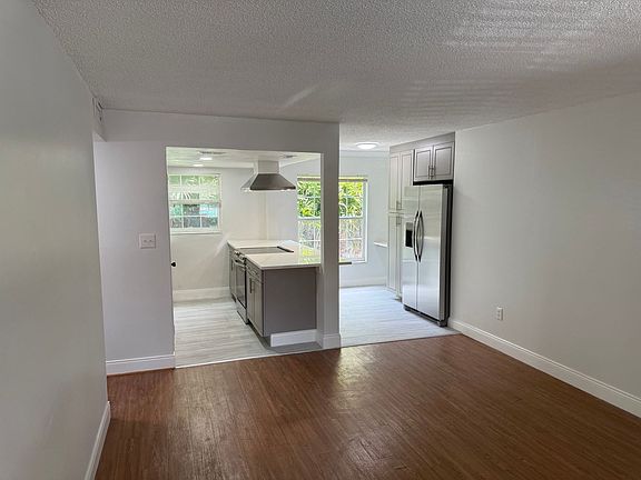 5th image of 726 Edgewater Dr APT 1