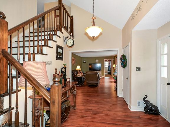 4th image of 378 Diana Dr