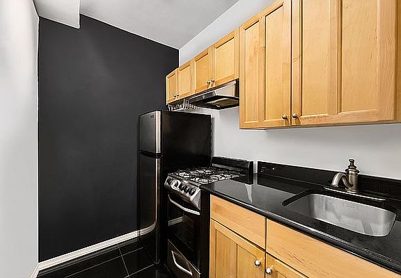 4th image of 245 E 35th St APT 7J
