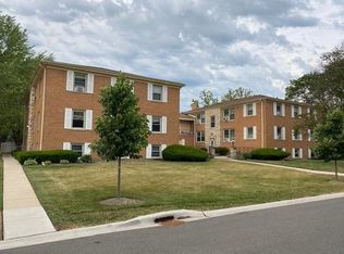 1346 Woodview Ln APT 2S, Glenview, IL 60025