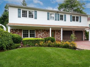 311 Frost Pond Rd, Glen Head, NY 11545