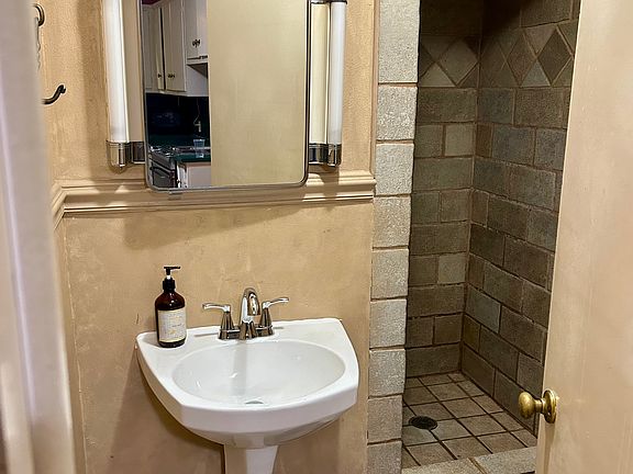 5th image of 27 Harding Dr