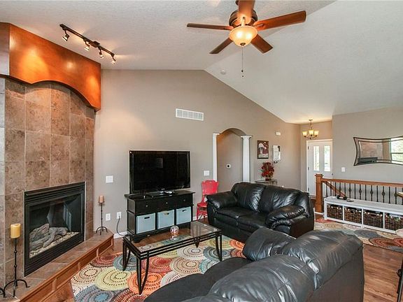 3rd image of 45 NE Gracewood Dr