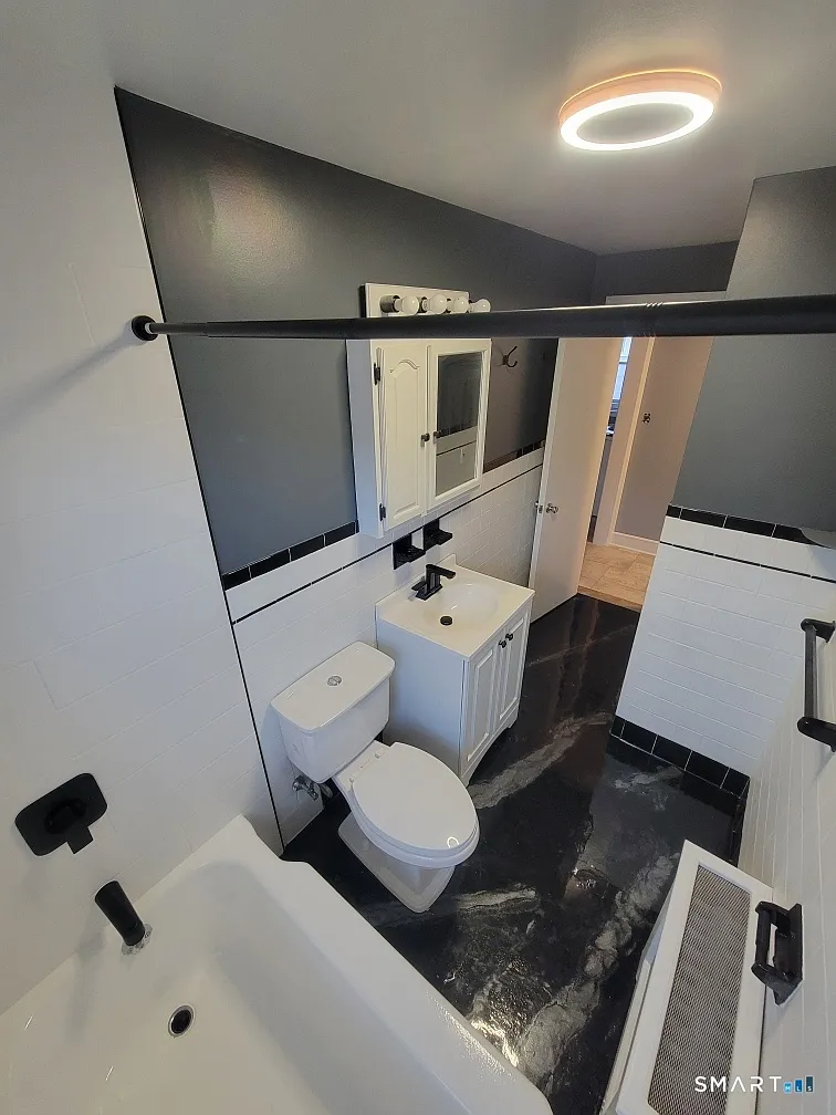 3 bed, 1.0 bath, 1184 sqft, $2,100 — Photo 4
