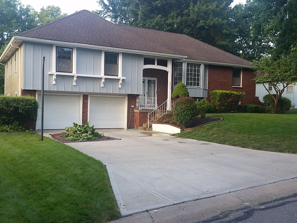 Exterior (new driveway '12)