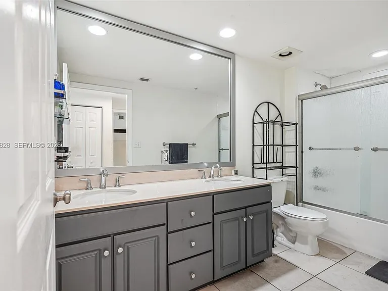 2000 N Bayshore Dr #211 — Photo 9
