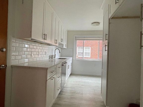 3rd image of 2231 S Green Rd #Up