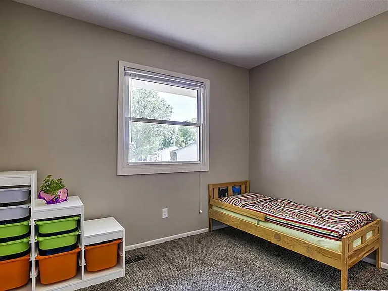 1901 Manor Ct — Photo 14