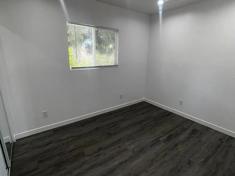1760 Henderson Ave — Photo 5