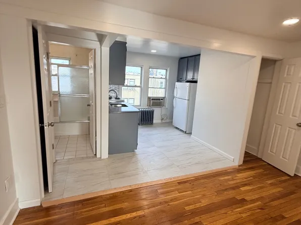 20-51 33rd St #3, Astoria, NY 11105