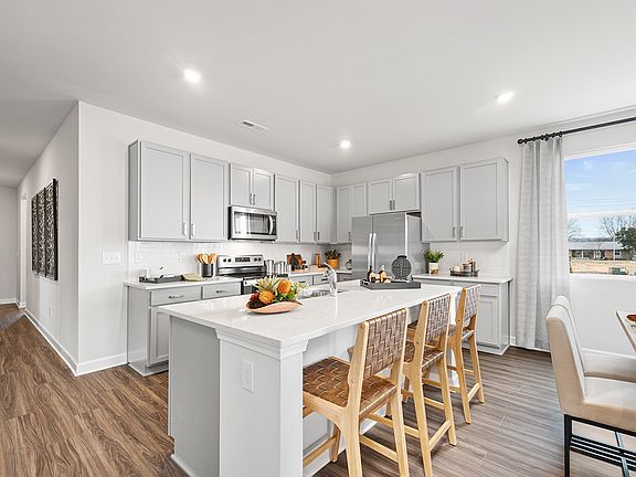 5th image of 1008 Daphne Dr