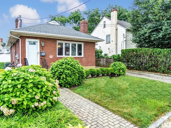 11 Nova Rd, Bayville, NY 11709