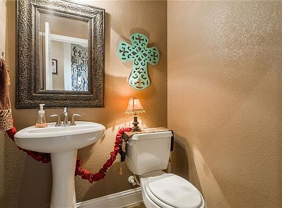 5th image of 3221 Burnet Cir
