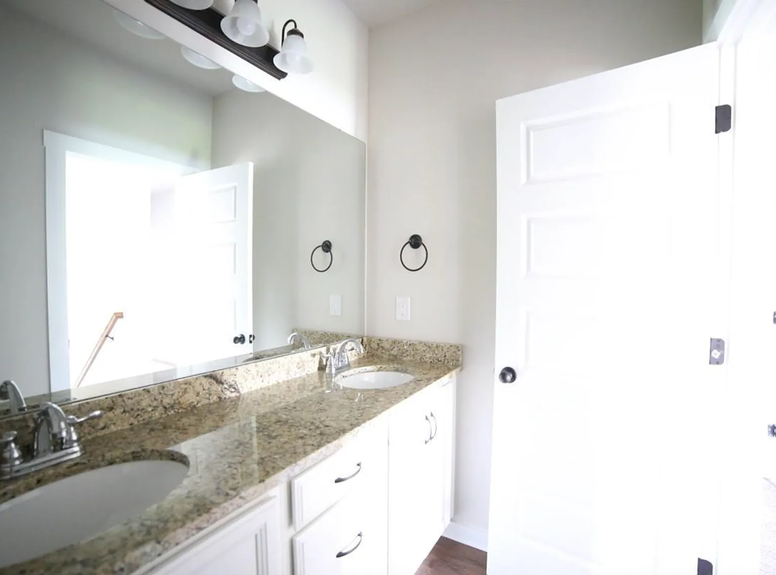 5 bed, 2.5 bath, 2193 sqft, $3,295 — Photo 4